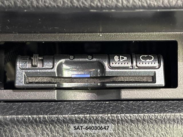 Toyota NOAH 2015-06 8223512-6