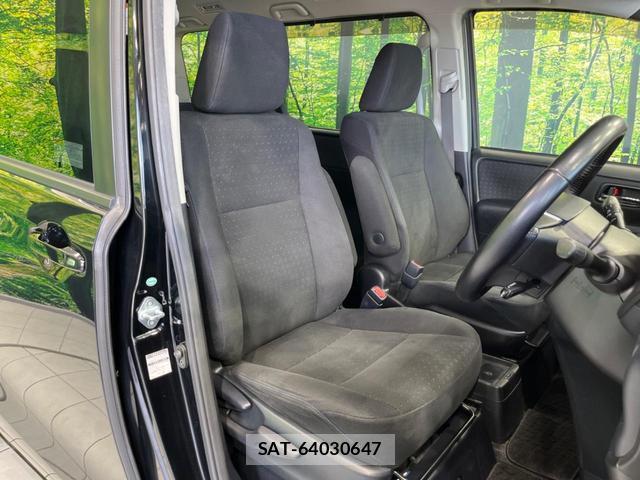 Toyota NOAH 2015-06 8223512-7
