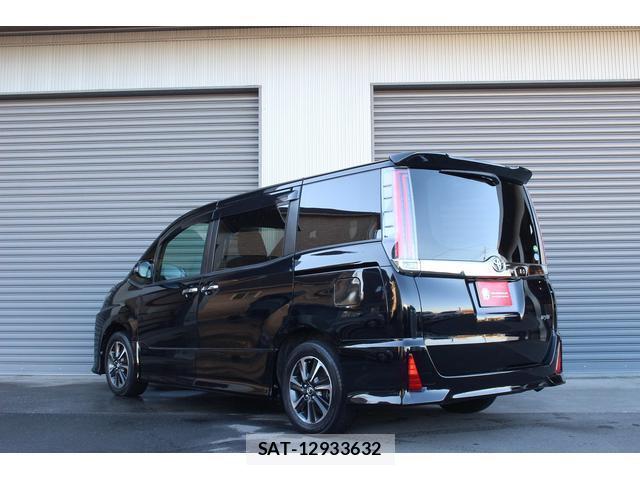 Toyota NOAH 2017-12 8223692-3