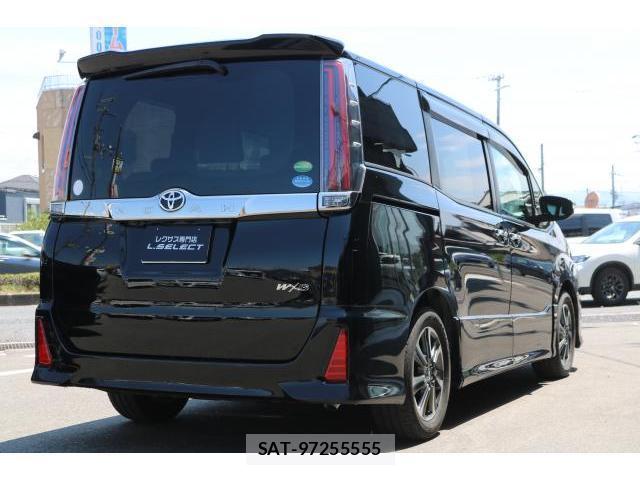 Toyota NOAH 2018-02 8224104-1