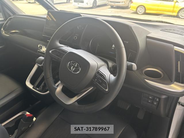 Toyota NOAH 2024-04 8224487-2