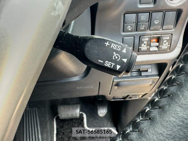 Toyota NOAH 2017-06 8224661-14