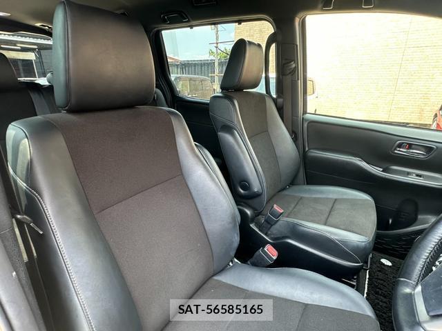 Toyota NOAH 2017-06 8224661-6