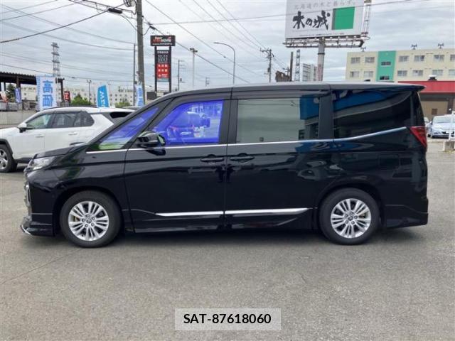 Toyota NOAH 2022-09 8225090-1