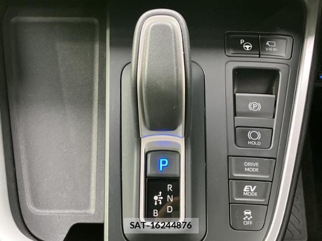 Toyota NOAH 2023-06 8225418-17