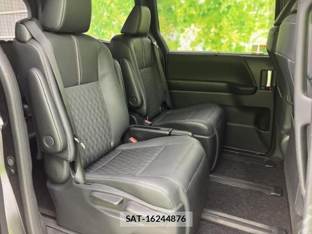 Toyota NOAH 2023-06 8225418-4