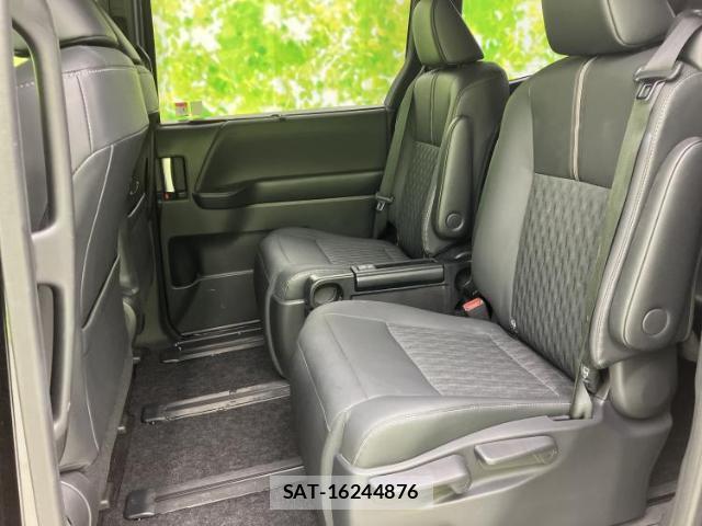 Toyota NOAH 2023-06 8225418-7