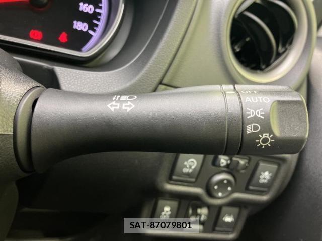 Nissan NOTE 2018-05 8217207-15
