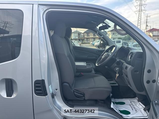 Nissan NV350 Caravan 2015-07 8218410-8
