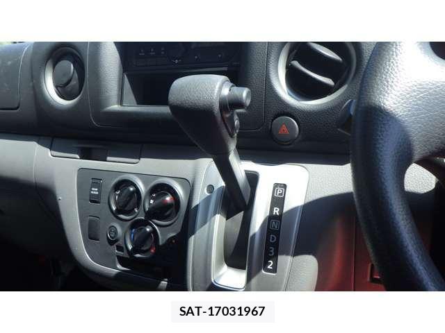 Nissan NV350 Caravan 2021-02 8218706-11