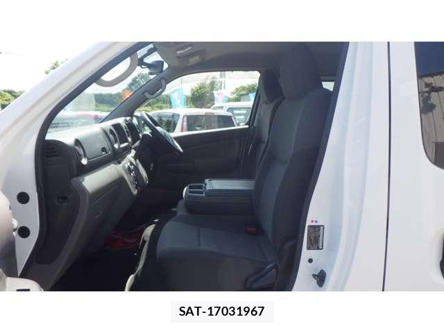 Nissan NV350 Caravan 2021-02 8218706-14