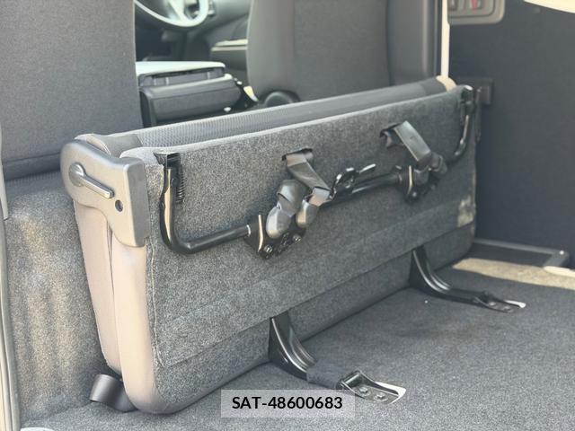 Nissan NV350 Caravan 2014-06 8220301-15