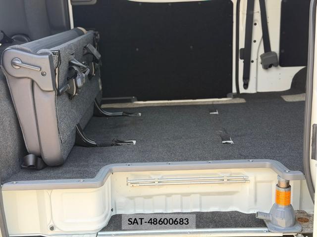 Nissan NV350 Caravan 2014-06 8220301-16