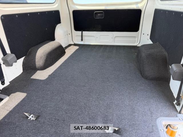 Nissan NV350 Caravan 2014-06 8220301-17
