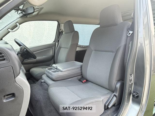 Nissan NV350 Caravan 2021-05 8224698-9