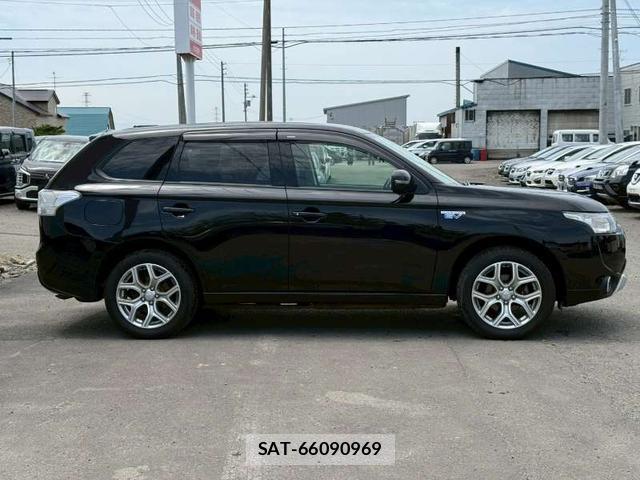 Mitsubishi OUTLANDER PHEV 2014-07 8219256-2