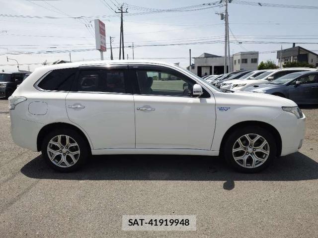 Mitsubishi OUTLANDER PHEV 2013-12 8219258-2
