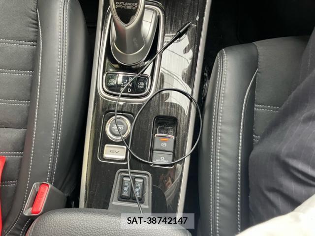 Mitsubishi OUTLANDER PHEV 2017-08 8219623-17