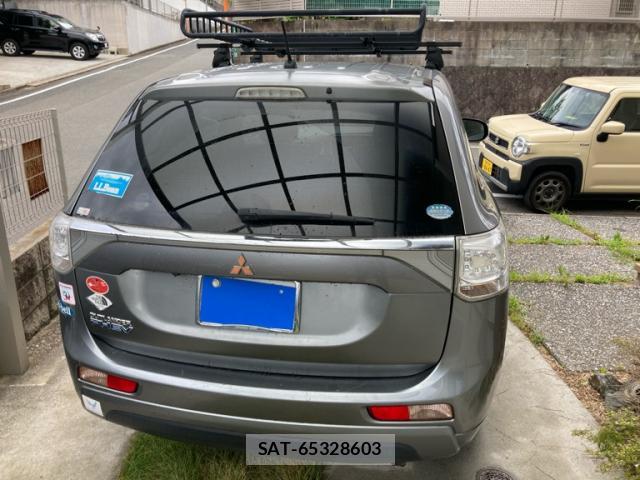 Mitsubishi OUTLANDER PHEV 2014-06 8219797-1