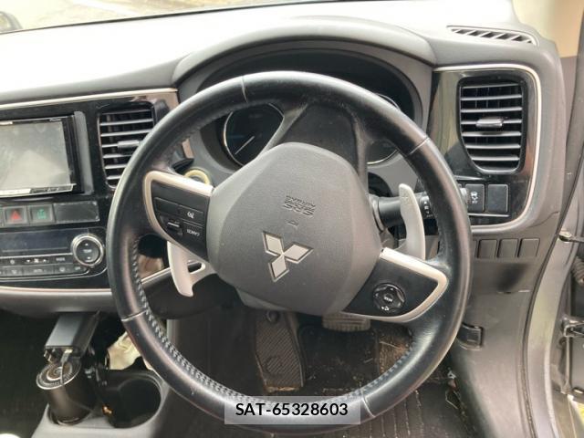 Mitsubishi OUTLANDER PHEV 2014-06 8219797-16