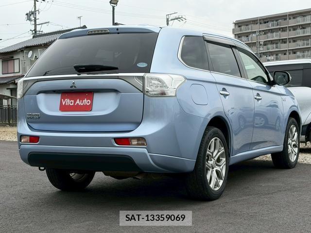 Mitsubishi OUTLANDER PHEV 2013-08 8223403-12