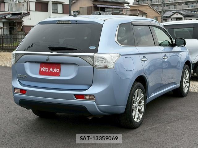 Mitsubishi OUTLANDER PHEV 2013-08 8223403-13