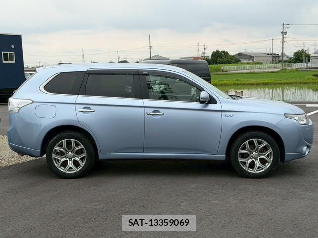 Mitsubishi OUTLANDER PHEV 2013-08 8223403-16