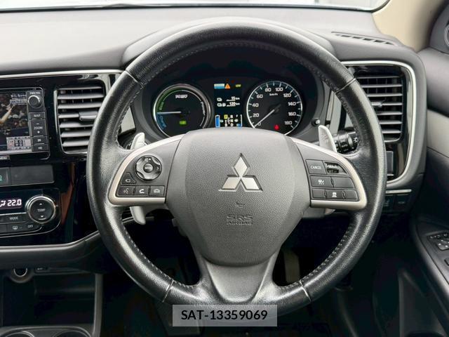 Mitsubishi OUTLANDER PHEV 2013-08 8223403-18