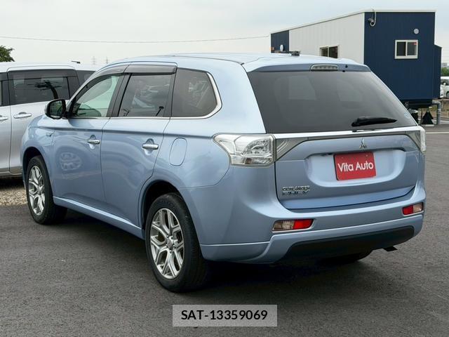 Mitsubishi OUTLANDER PHEV 2013-08 8223403-4