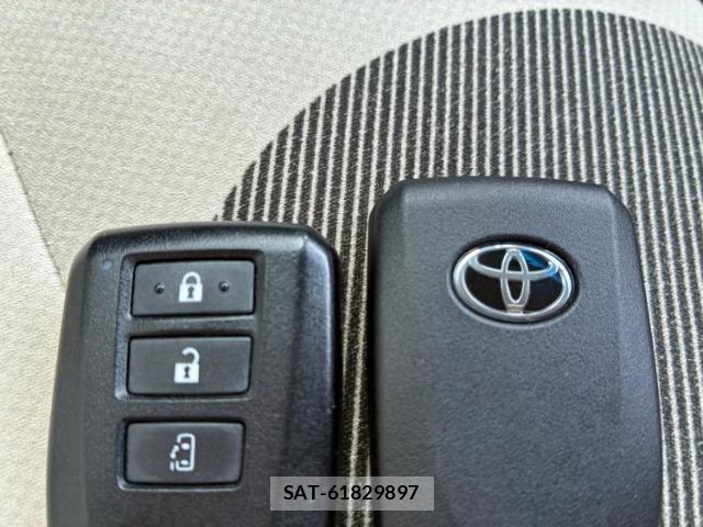 Toyota PORTE 2016-09 8221822-14