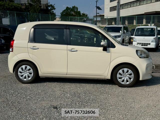 Toyota PORTE 2012-08 8221876-19