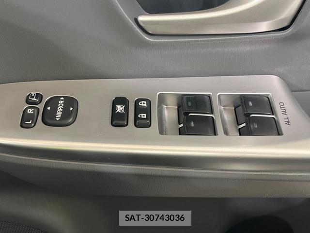 Toyota PRIUS ALPHA 2012-03 8219516-17