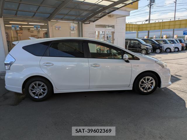 Toyota PRIUS ALPHA 2013-12 8220983-3