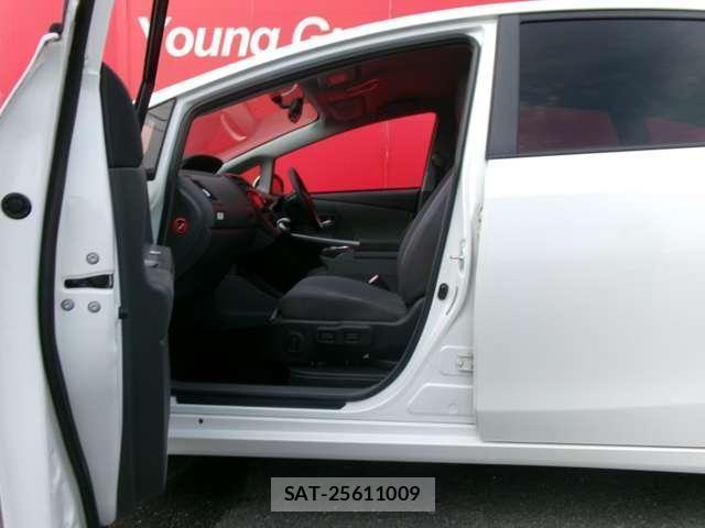 Toyota PRIUS ALPHA 2014-11 8225648-2