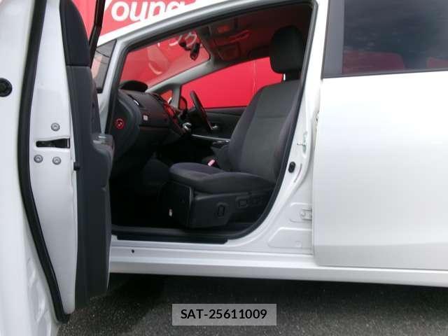 Toyota PRIUS ALPHA 2014-11 8225648-3