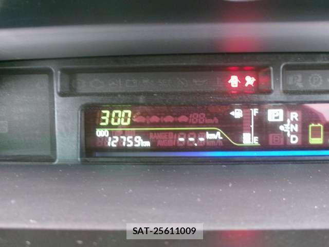 Toyota PRIUS ALPHA 2014-11 8225648-7