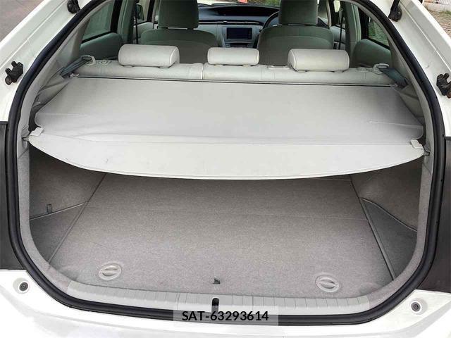 Toyota PRIUS 2013-04 8216845-10