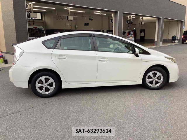 Toyota PRIUS 2013-04 8216845-5