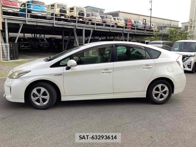 Toyota PRIUS 2013-04 8216845-6