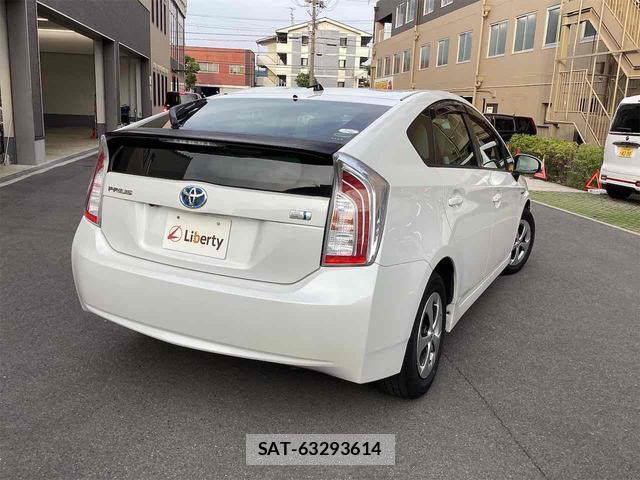 Toyota PRIUS 2013-04 8216845-8