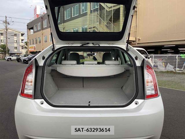Toyota PRIUS 2013-04 8216845-9