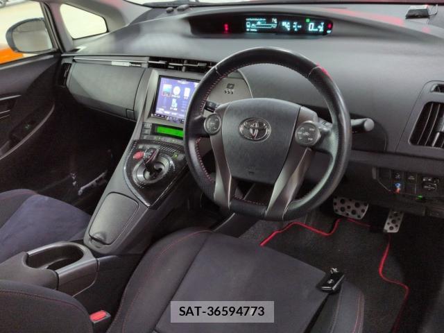 Toyota PRIUS 2014-11 8217544-2