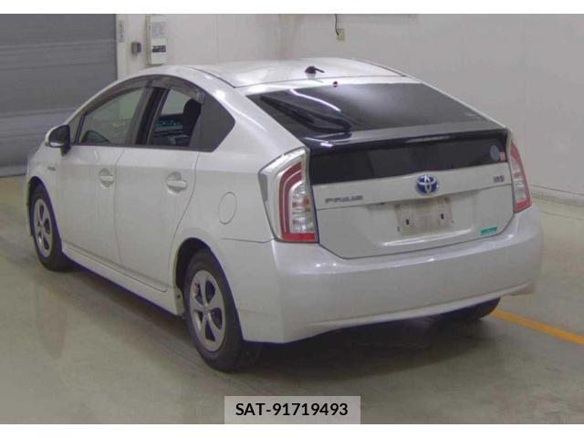 Toyota PRIUS 2015-06 8218030-1