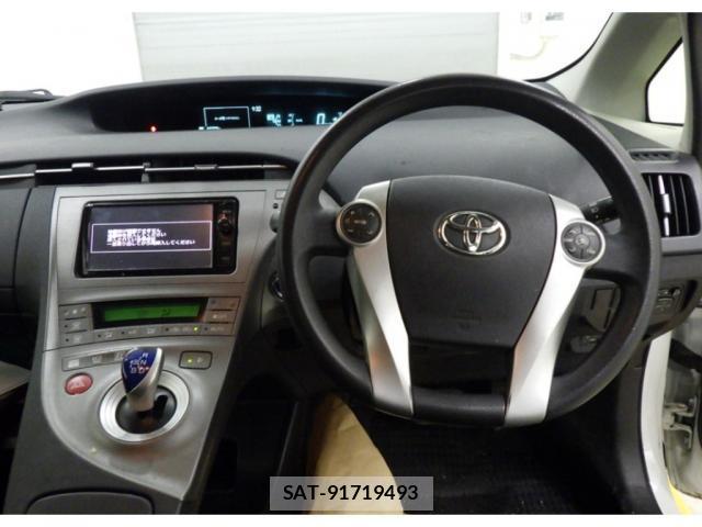 Toyota PRIUS 2015-06 8218030-2