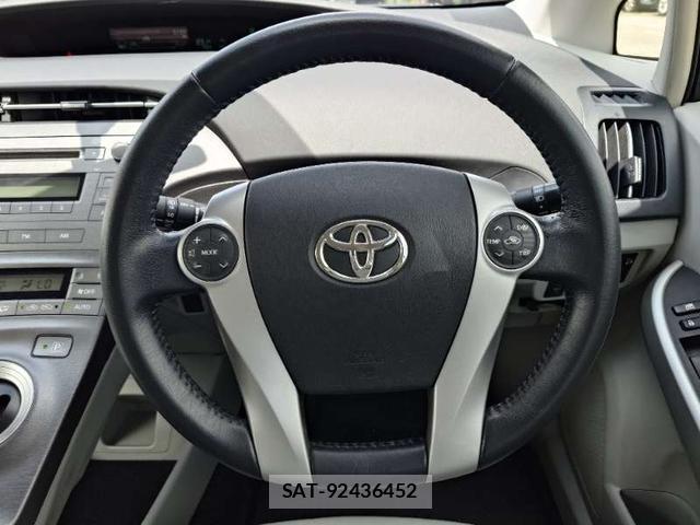 Toyota PRIUS 2012-08 8219251-18