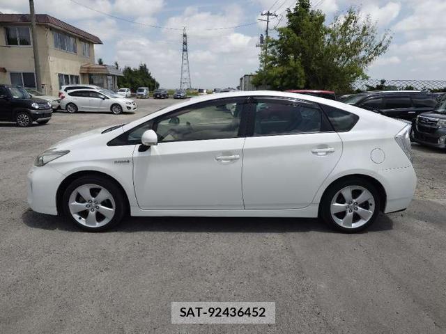 Toyota PRIUS 2012-08 8219251-2