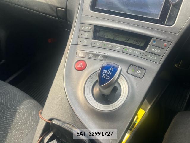 Toyota PRIUS 2014-02 8219602-14