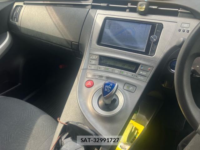 Toyota PRIUS 2014-02 8219602-15