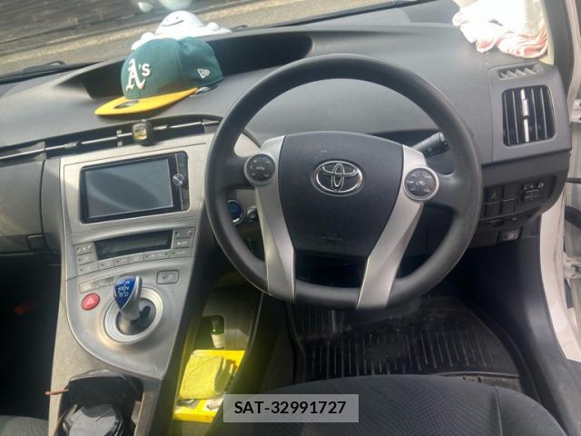 Toyota PRIUS 2014-02 8219602-8
