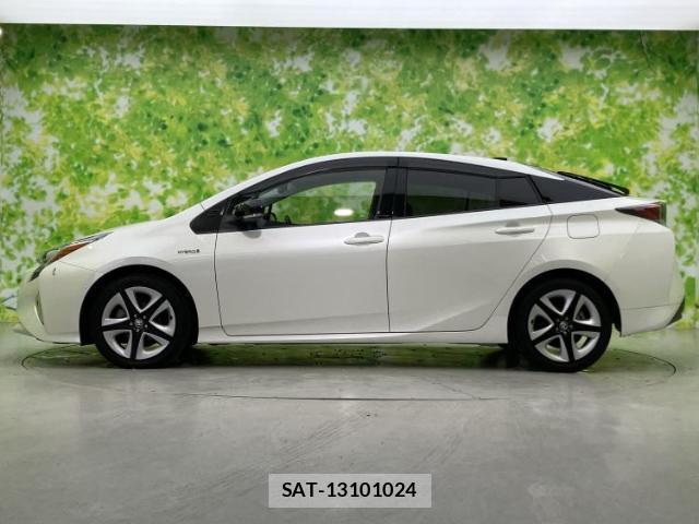 Toyota PRIUS 2018-04 8220181-1